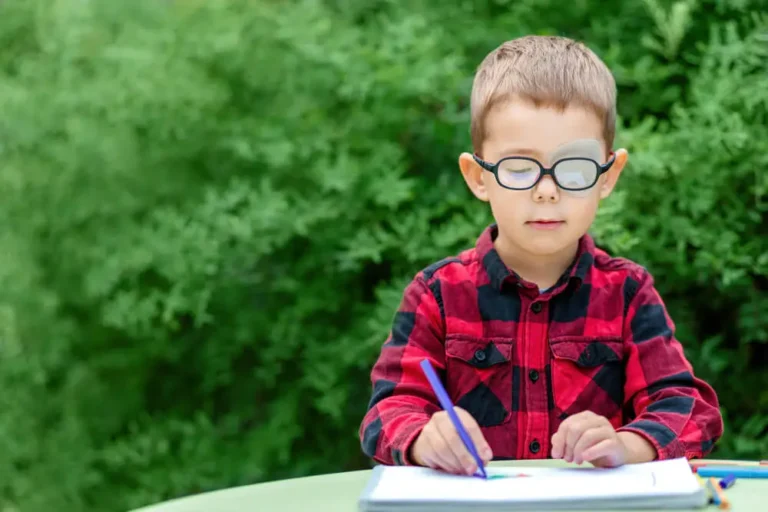 Diagnostyka i leczenie niedowidzenia oraz zeza u dzieci i młodzieży