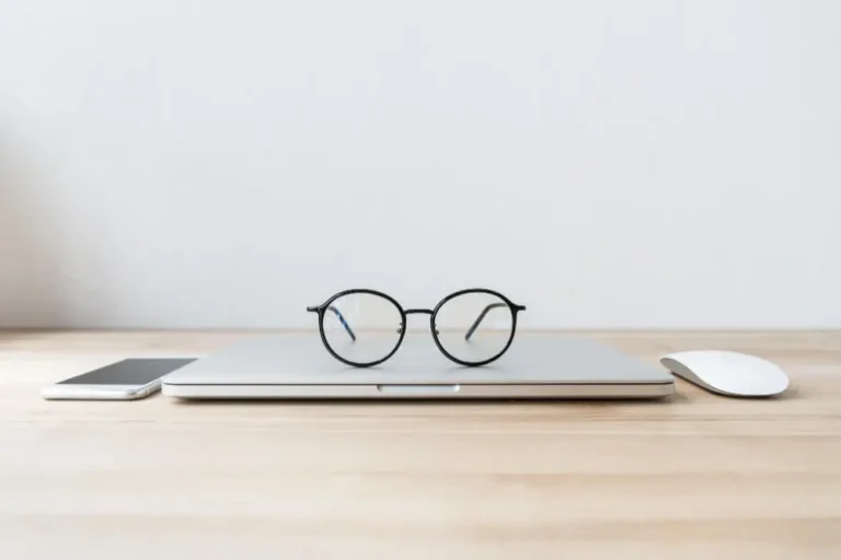 Jakie okulary do komputera? Czy warto stosować okulary komputerowe?